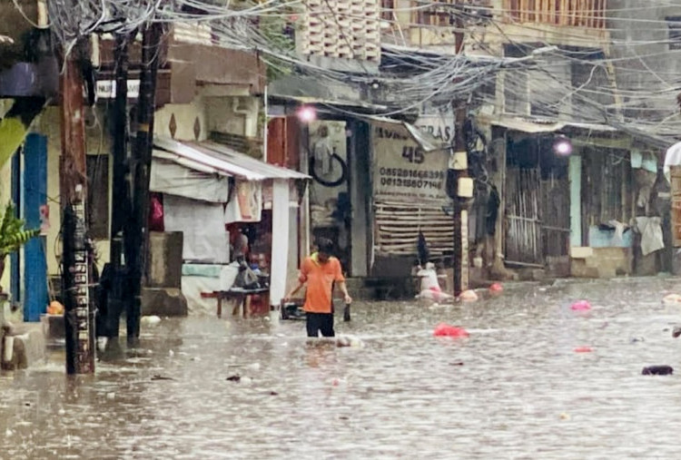 Puluhan RT dan Ruas Jalan Jakarta Terendam Banjir, 8 Pintu Air Berstatus Waspada    