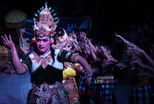 Seniman tari yang tergabung Pasraman Sraswati 1 dan Mahasiswa Hindu Surabaya menampilkan tari kecak saat pementasan seni di Pura Segara Kenjeran, Surabaya, Jawa Timur, Jumat, 29 September 2023 malam. Pertunjukan seni, tari kecak yang dimainkan sebanyak 50 penari tersebut adalah rangkaian dalam acara piodalan Pura Segara yang diadakan setiap Purnama 