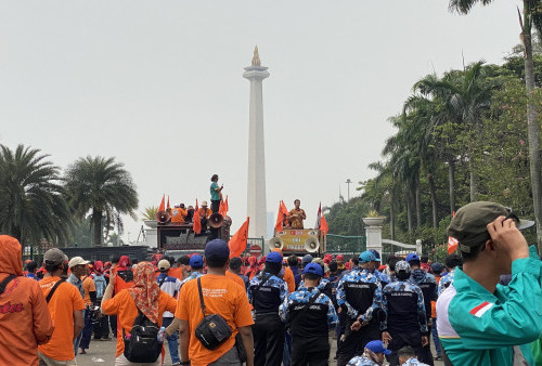 Macet! Transjakarta Terpaksa Ubah Rute Akibat Dampak Demo Buruh di Patung Kuda
