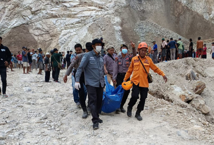 13 Orang Tewas Akibat Longsor di Tambang Galian C Gunung Kuda Cirebon, Tim SAR Terus Lakukan Evakuasi