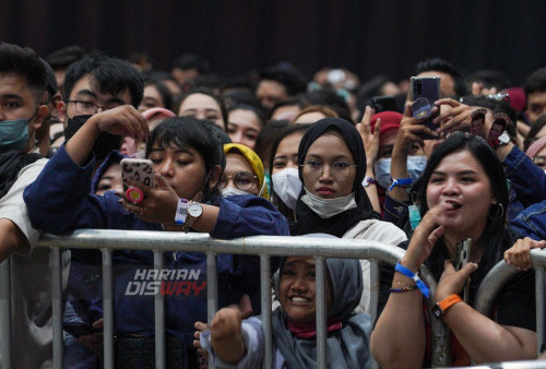 Boyband asal Irlandia Westlife tampil membawakan sejumlah lagu andalan di Jatim International Expo (JIE) Surabaya, Minggu 25 September 2022. Konser akbar Westlife dengan personil Shane, Kian, Nicky & Mark ini bertajuk 'The Wild Dreams Tour 2022' membuktikan bahwa penampilan mereka sangat luarbiasa bisa kembali ke era tahun 1999 hingga 2000-an di masa-masa kejayaan mereka.
