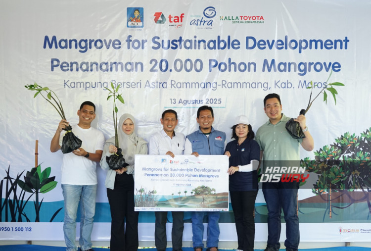 Kiri-kanan: Manager Environment and Social Responsibility Asuransi Astra, Abdullah Kholifah; HCBP Manager Kalla Toyota, Nur Asia Yunus; Kepala Dinas Lingkungan Hidup Kabupaten Maros, Andi Irfan Paharuddin, S. STP., MH.,; Local Champion KBA Rammang-Rammang, Zainal Abidin; Regional Head ACC Sulawesi – Kalimantan, Lince Tandililing; serta Branch Manager Toyota Astra Finance Cabang Makassar, Marco Liusono saat  penyerahan secara simbolis 20.000 bibit pohon Mangrove di KBA Rammang-Rammang, Kabupaten Maros (13/8).