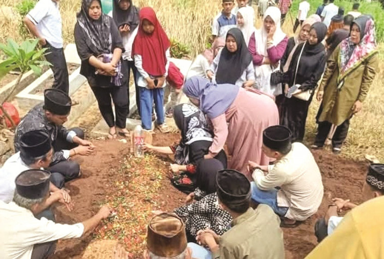 Kades Kelau Diduga Gantung Diri, Tapi Keluarga Curiga Dibunuh, Langsung Minta Ekshumasi