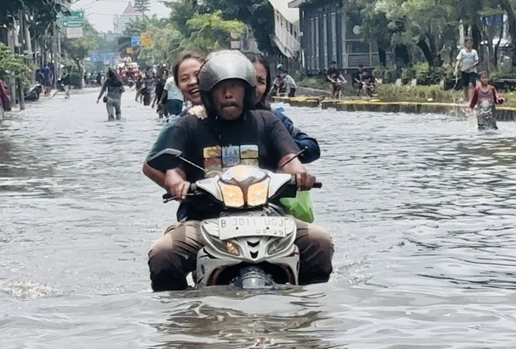Lokasi Banjir Jakarta Pusat Terkini, Perempatan WTC Mangga Dua Arah Ancol Lumpuh