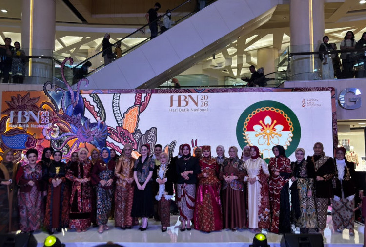 Semarakkan Hari Batik Nasional 2026, Model-Model DWP Provinsi Jatim Peragakan Busana di Runway