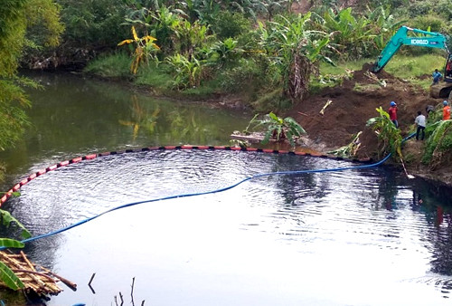 Pipa Minyak Pertamina Cilacap Bocor, Warga Rebutan Mengambil Tumpahan Minyak