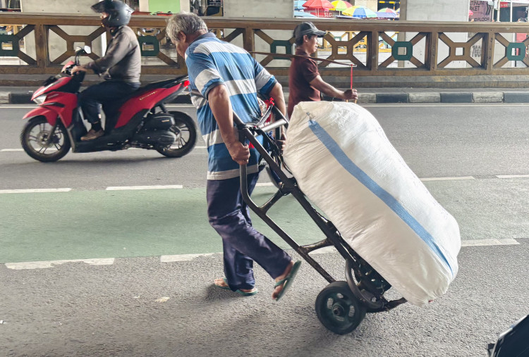 Porter Pasar Tanah Abang Cuan Jelang Nataru, Sehari Bisa Kantongi Rp350 Ribu