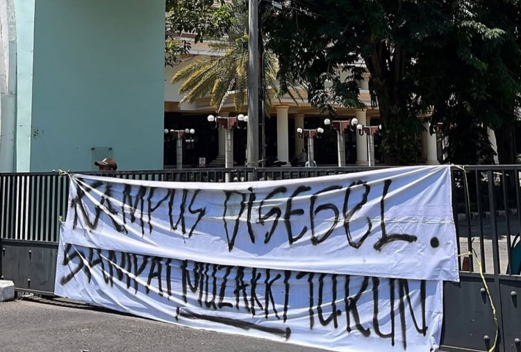 Aksi Mahasiswa Segel Gerbang Uinsa Tanpa Batas Waktu, Desak Rektor Prof Muzakki Mundur