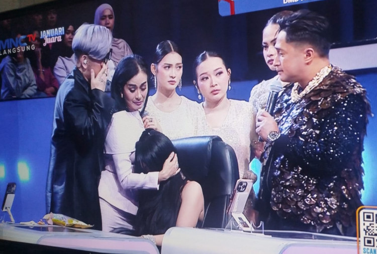 LIVE! Denada Tiba-Tiba Nangis saat Lihat Pemuda 19 Tahun di Acara Dangdut, Ingat Ressa yang Ngaku Anak Kandungnya? 
