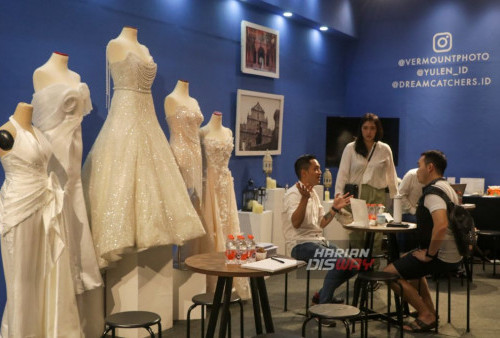 Both gaun wedding yang dipamerkan di Exhibition Hall, Grand City, Surabaya, Jawa Timur, Jumat, 25 Agustus 2023. Premiere Wedding Fair yang diikuti berbagai jenis perlengkapan hingga jasa Wedding dari 101 vendor dengan 13 tema modern hingga tradisional itu berlangsung selama tiga hari mulai dari tanggal 25-27 Agustus 2023. (Moch Sahirol/Harian Disway)
 