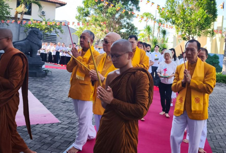 Umat Buddha Kenang Perjalanan Siddharta Gautama dalam Puja Bhakti Waisak di Vihara Dhamma Jaya Surabaya