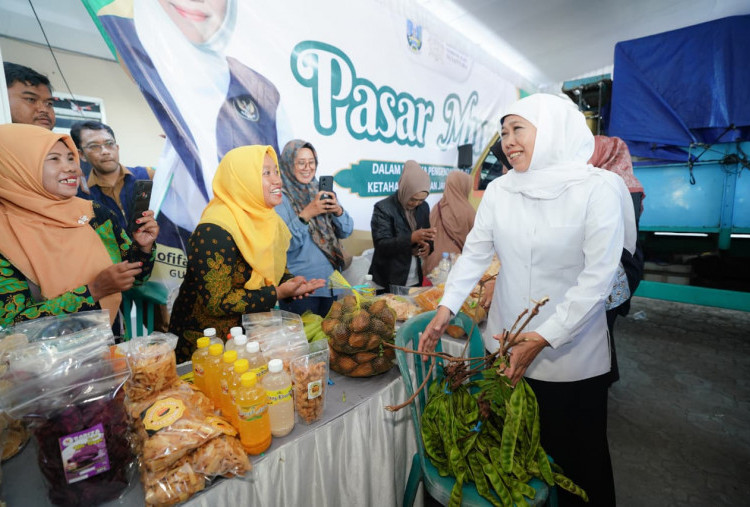 Khofifah Gelar Pasar Murah ke-99 di Jombang, Harga Sembako Jauh di Bawah Pasar