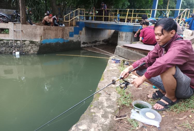Libur Nataru, Warga Manfaatkan Setu Babakan untuk Memancing dan Bersantai