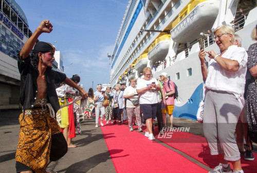 Tarian Warok, Reog Ponorogo yang menghibur kedatangan penumpang kapal pesiar AIDAbella yang sandar di Dermaga Jamrud Utara, Surabaya, Jawa Timur, Selasa 30 Januari 2024. Kapal pesiar AIDAbella berbendera Italia itu membawa sebanyak 2005 penumpang Wisatawan Asing sandar pada dini hari yang akan berkunjung mengelilingi Kota Surabaya, sebelum melanjutkan perjalanannya menuju ke Pelabuhan Lembar, Lombok Barat atau biasa disebut 