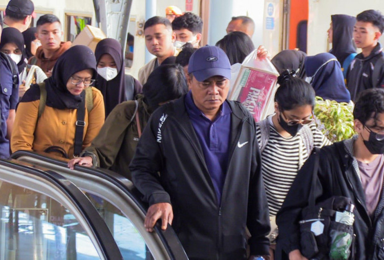 Stasiun Pasar Senen Mulai Dipadati Penumpang Arus Balik yang Pilih Pulang Lebih Awal