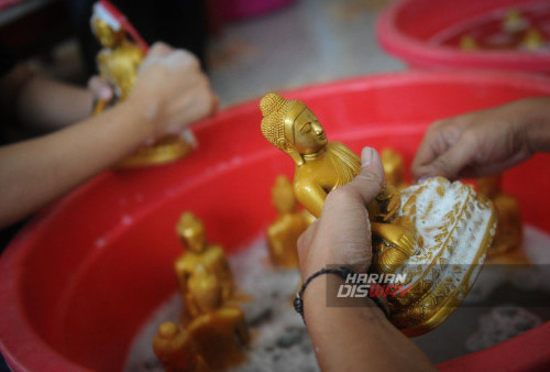 Pengurus Vihara memandikan Rupang (patung dewa) di Vihara Buddhayana, Surabaya, Jawa Timur, Senin, 29 Januari 2024. 

Ritual memandikan atau menyucikan rupang yang dilakukan setahun sekali itu merupakan rangkaian dalam menyambut perayaan tahun baru China atau Imlek tahun 2575. (Julian Romadhon/Harian Disway)