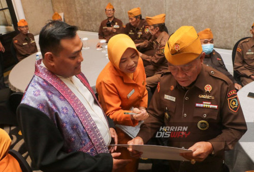 Sejumlah Veteran (LVRI dan PVRI) se Surabaya mengikuti kegiatan CSR yang digelar di Ciputra World Hotel, Surabaya, Jawa Timur, Jumat 18 Agustus 2023. Kegiatan CSR yang digelar Ciputra World Hotel dan menggandeng Yayasan Bangun Sehat Indonesiaku (YBSI) tersebut diikuti sebanyak 35 para Veteran (LVRI dan PVRI) se Surabaya untuk memperingati HUT kemerdekaan RI ke 78. (Moch Sahirol/Harian Disway).