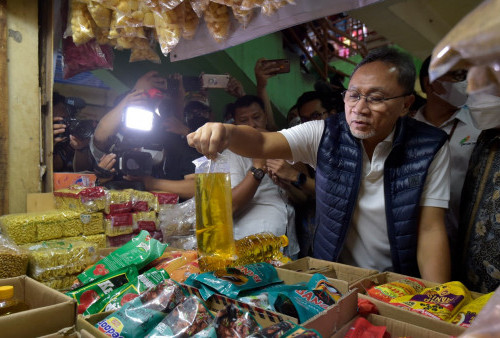 Mendag Zulhas Sidak Pasar Ciracas, Temukan Minyak Goreng Curah Dikemas Pakai Botol