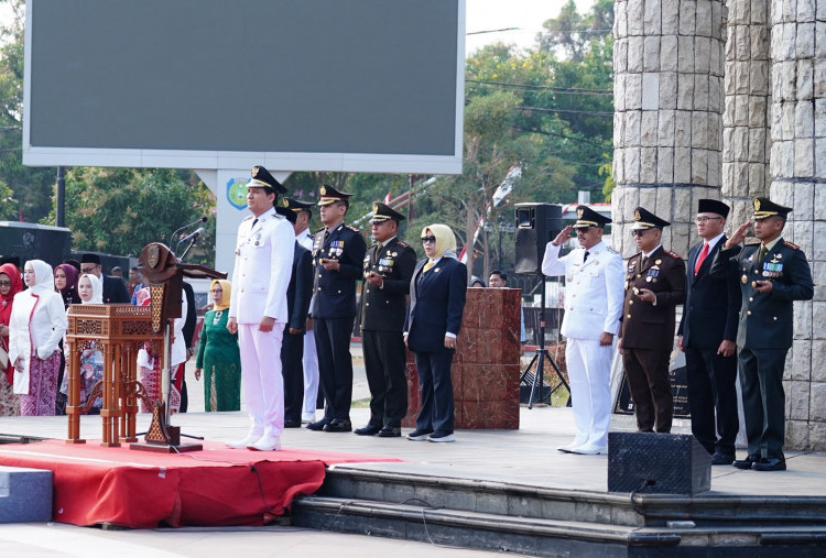 Mendadak Tegang! Detik-Detik ODGJ Nyaris Peluk Lucky Hakim di Tengah Upacara HUT RI di Indramayu