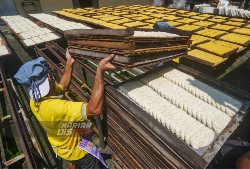 Pekerja melakukan proses penjemuran sebelum melakukan proses kemasan di Pabrik Misua di Kawasan Pesapen, Surabaya, Jawa Timur, Sabtu (14/1/2023). Mie panjang berwarna putih ini, telah turun temurun menjadi tradisi masyarakat Tionghoa untuk disajikan ketika momen ulang tahun ataupun tahun baru.