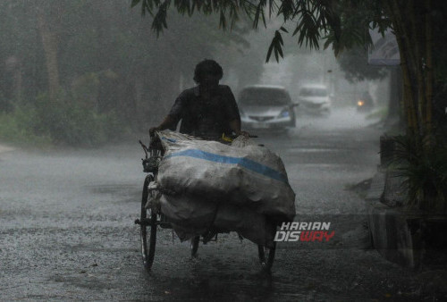 Sejumlah kendaraan menembus hujan di jalan Sawunggaling, Surabaya, Jawa Timur, Rabu, 21 Februari 2024.

Badan Meteorologi, Klimatologi, dan Geofisika (BMKG) memperkirakan hujan berintensitas ringan hingga lebat yang disertai petir berdurasi singkat terjadi di sebagian besar wilayah Kota Surabaya. (Julian Romadhon/Harian Disway)