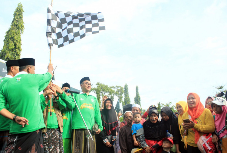 Ribuan Warga Menyemarakkan Jalan Sehat Sarungan di Pasuruan, Puncak Rangkaian Hari Santri Nasional