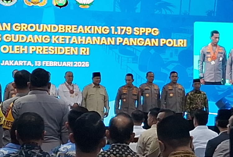 Prabowo Beri Bintang Jasa Kehormatan untuk Bos BGN Hingga Wakapolri saat Peresmian SPPG Polri