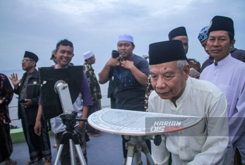 Dengan penuh khusyuk, para pengurus masjid memandu proses pemantauan hilal menggunakan Rubuk, alat tradisional yang telah lama digunakan untuk keperluan ini. Namun, dari hasil pantauan yang dilakukan di wilayah tersebut, dilaporkan bahwa hilal tidak terlihat.