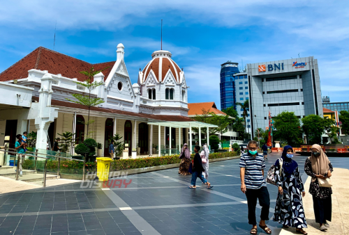 Suasana Alun-alun Surabaya, Jawa Timur, Rabu (4/5). Plaza atas Alun-Alun Surabaya tersebut ramai dikunjungi warga yang ingin menghabiskan liburan hari raya Idul Fitri 2022. Foto: Rebecca Ham