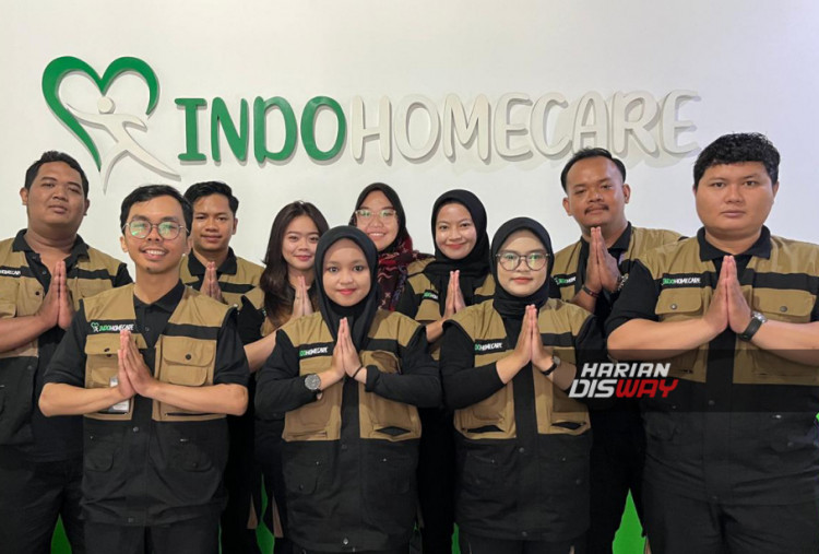 Layanan Home Care memungkinkan tenaga kesehatan untuk standby dan merawat pasien selama 24 jam di lokasi pasien, sementara Home Visit memungkinkan tenaga kesehatan untuk datang berkunjung dan melakukan intervensi medis sesuai kebutuhan.