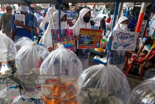 Aksi tersebut dilakukan pelajar SMP Muhammadiyah 5 Pucang Surabaya dengan mengampanyekan Budidaya Yes, Merusak Laut No tersebut digelar untuk memperingati Hari Laut Sedunia yang jatuh setiap 8 Juni. Foto: Julian Romadhon