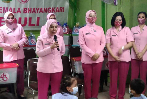 Bhayangkari Polda Metro Jaya Bagi-bagi Sembako dan Seragam Sekolah di Jakarta Utara