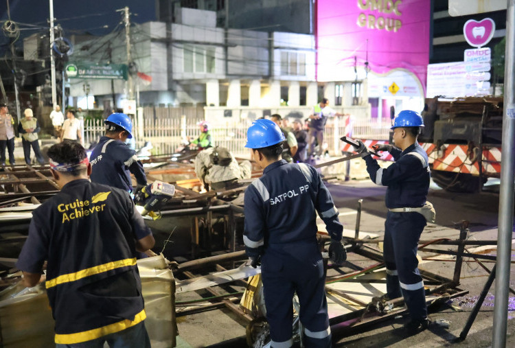 Duh! Sudah Karatan dan Bahayakan Warga, Satpol PP DKI Bongkar 16 Reklame