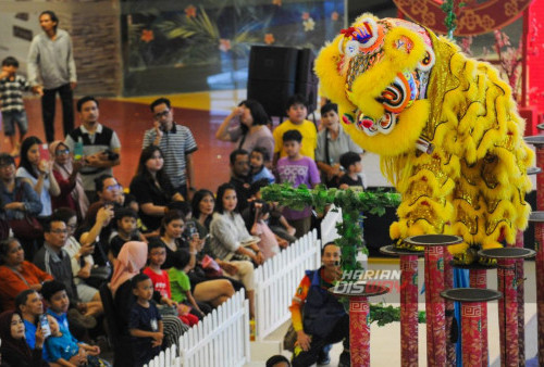 Barongsai menghibur para pengunjung di Grand City Surabaya, Jawa Timur, Kamis, 8 Februari 2024. Atraksi tersebut menampilkan Barongsai Tonggak dalam rangka menyambut Tahun Baru Imlek 2575 sekaligus menghibur para pengunjung. (Julian Romadhon/Harian Disway)