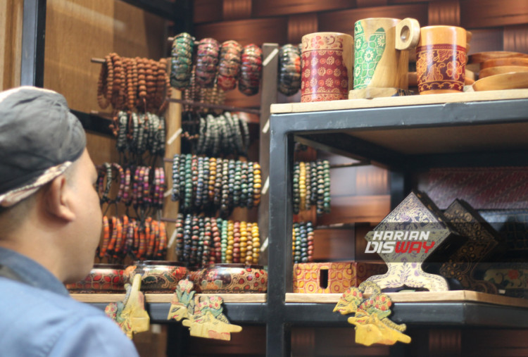 Salah satu yang mencuri perhatian adalah Dcraft Indonesia dengan karya kriya kayu bernilai estetika dan sejarah, mulai dari nampan bertema Kota Tua Jakarta hingga diffuser kayu eksklusif yang dapat dipersonalisasi. Setiap produk mencerminkan inovasi, kualitas, dan kebanggaan UMKM lokal untuk menembus pasar global.