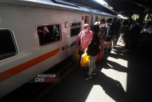 Penumpang turun dari kereta api Sri Tanjung jurusan Lempuyangan Yogyakarta - Ketapang Banyuwangi di Stasiun Gubeng Surabaya, Jawa Timur, Rabu (19/4/2023). Ada sebanyak 24.147 pemudik pada hari ini Rabu (19/4/2023) yang menggunakan moda angkutan kereta api yang berangkat dari Stasiun Kota Surabaya Gubeng, Stasiun Pasar Turi Surabaya dan Stasiun Malang, sementara diprediksi puncak arus mudik moda angkutan kereta api terjadi pada H-2 Lebaran 2023 atau 20 April 2023. (foto: Julian Romadhon)