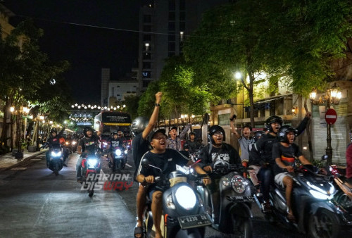 Puluhan Bonek mengawal rombongan Prsija yang datang di Surabaya yang akan dilakukan pendataan di Warung Kopi (Warkop) Pitulikur Surabaya, Jawa Timur, Rabu (5/4/2023). Suporter Persebaya Bonek mengawal kedatangan Persija yang menggunakan bus saat melakukan latihan ofisial menjelang pertandingan melawan Persebaya dalam laga lanjutan Liga 1 di Stadion Gelora Joko Samudro, Gresik. Pengawalan tersebut merupakan inisiatif dari Bonek agar pemain dan offisial Persija merasa aman dan nyaman dengan tidak menggunakan kendaraan taktis (rantis). Hal tersebut, diharapkan menjadi contoh bagi suporter lainnya karena rivalitas itu bukan membunuh melainkan mahkotanya kompetisi. (foto: Ermi Prasetyo)