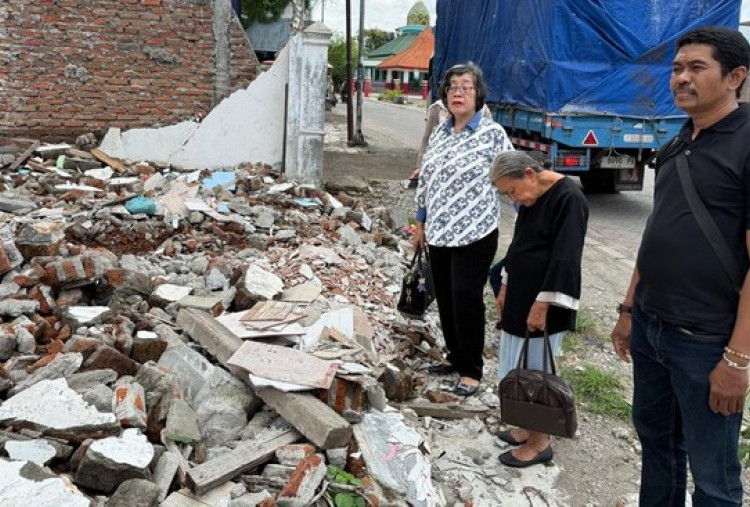 Aksi Solidaritas Warga Surabaya Kawal Kasus Dugaan Kekerasan terhadap Nenek Elina
