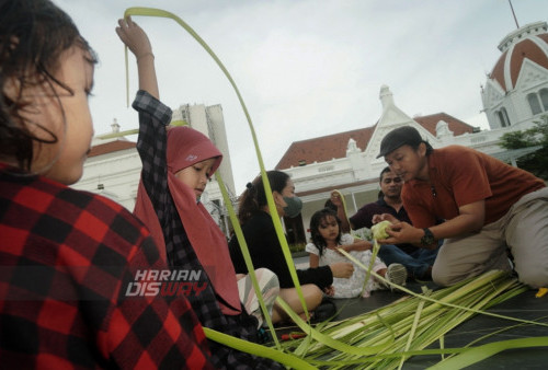 Belajar Membuat Cangkang Ketupat di Kota Surabaya