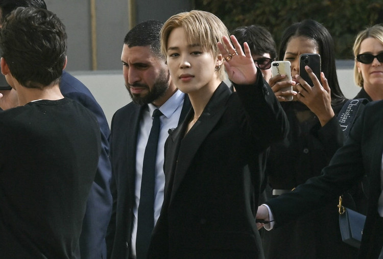Jimin Curi Spotlight Show Dior di Paris Fashion Week, Simak Detail Busananya