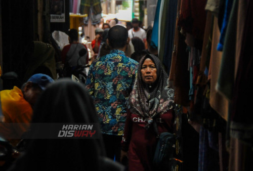 Warga mengunjungi Pasar Bong, Surabaya, Jawa Timur, Sabtu (8/4/2023). Penjualan busana muslim seperti, sarung, jilbab, mukena, dan sajadah di pasar tersebut selama Ramadhan tahun ini mengalami penurunan hingga 60 persen dibanding Ramadhan tahun lalu. (foto: Julian Romadhon)