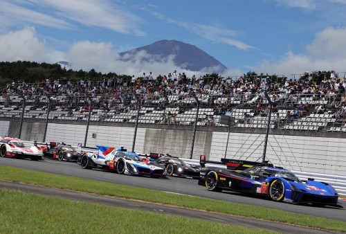 Mobil-mobil hypercar yang mengaspal di 6 Hours of Fuji dengan background pemandangan Gunung Fuji.