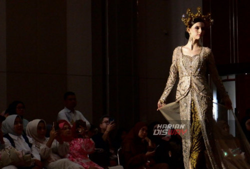 Model disabilitas yang tampil di ajang Fashion Show kali ini adalah dari MUA disabilitas, Lusianti Auliasari (SLBN Gedangan, Sidoarjo). Dimana, Lusianti merupakan pemenang juara 2 nasional mewakili provinsi Jawa Timur dalam lomba kecantikan LKSN PDBK 2023. Serta, model disabilitas berprestasi, Fira Ayu. (Majalyn Nadiranisa R/Harian Disway)