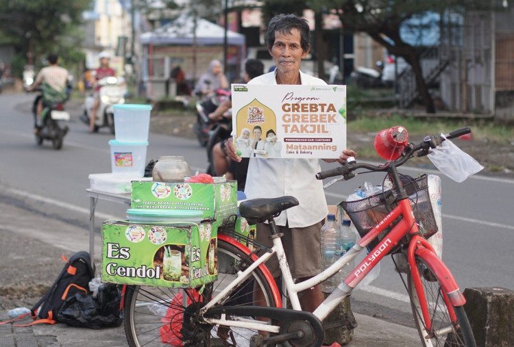 Grebek Takjil Dompet Dhuafa Sulsel Bersama Mataanning Cake & Bakery Perkuat Dukungan bagi Pedagang Kecil