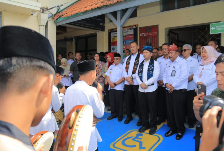 Emil Bagi-Bagi Ijazah dan KTP kepala ABH di Lembaga Pembinaan Blitar