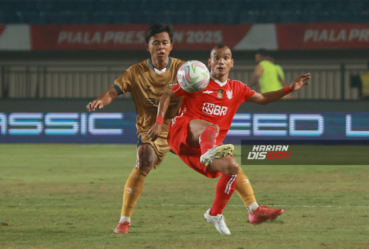 Pesepak bola Liga Indonesia All Star Riko Simanjuntak (depan) berebut bola dengan pesepak bola Dewa United Edo Febriansah (belakang) saat laga perebutan peringkat ketiga Piala Presiden 2025 di Stadion Si Jalak Harupat, Kabupaten Bandung, Jawa Barat, Sabtu (12/7/2025). Dewa United menang atas Liga Indonesia All Star dengan skor 2-0. HARITSAH ALMUDATSIR/HARIAN DISWAY