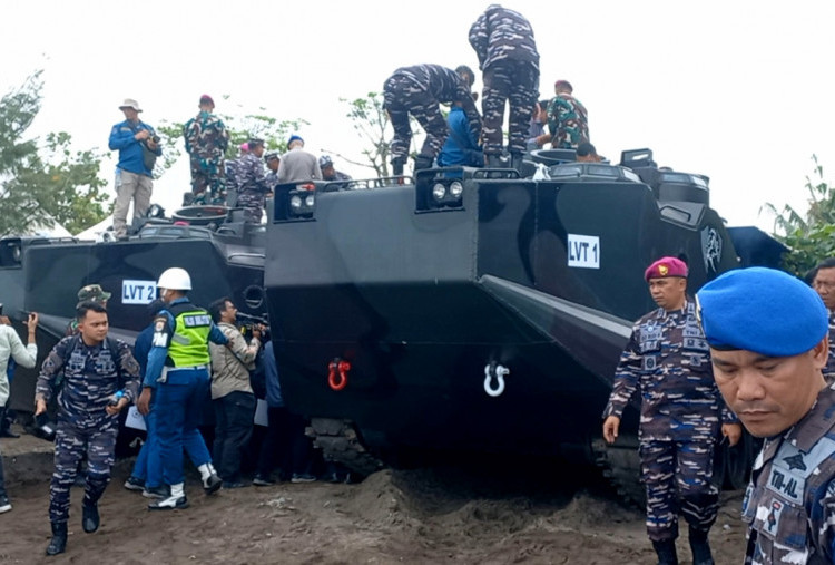 TNI AL Terjunkan Ranpur Amfibi LVT untuk Bongkar Pagar Laut di Tanjung Pasir Tangerang 