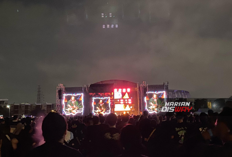 Personel Green Day di konser internasional ini tampil energetic, menularkan energi mereka kepada puluhan ribu penggemar yang hadir.