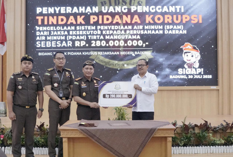 Penyerahan Uang Korupsi Rp 280 Juta ke Perumda Tirta Mangutama Badung oleh Kejari