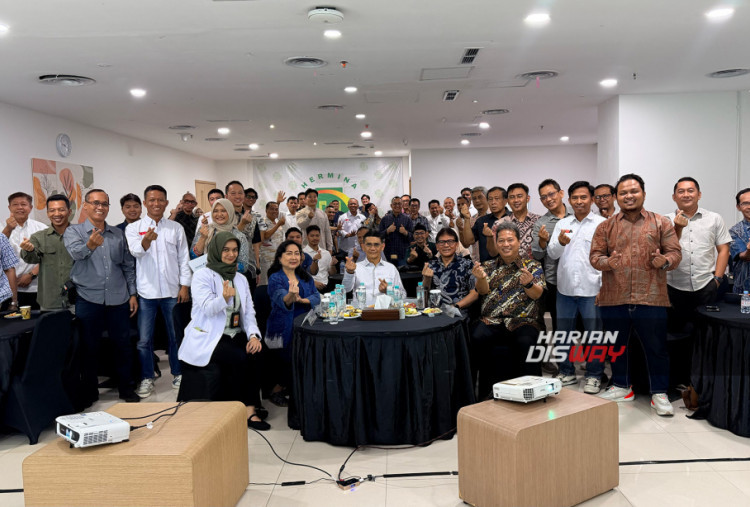Direktur Utama PT Medikaloka Hermina Tbk Yulisar Khiat (tengah), Ketua Pengurus Yayasan Astra–Yayasan Dharma Bhakti Astra (Yayasan Astra–YDBA) Rahmat Samulo (kedua kanan), Board of Director PT United Tractors Tbk Idot Supriadi (paling kanan), Sekretaris Pengurus Yayasan Astra–Yayasan Dharma Bhakti Astra Ema Poedjiwati Prasetio (kedua kiri), dan Dokter Spesialis Penyakit Dalam RS Hermina Amelia Yunita (paling kiri) berfoto bersama member Advance Club pada Executive Sharing: Sustainable Productivity & Wellness di Auditorium RS Hermina Kemayoran, Jakarta, Rabu (23/7).